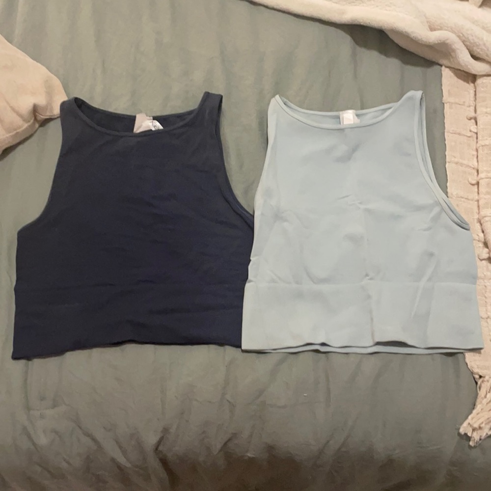 2 crop tops never worn. Paid 25$ each.
